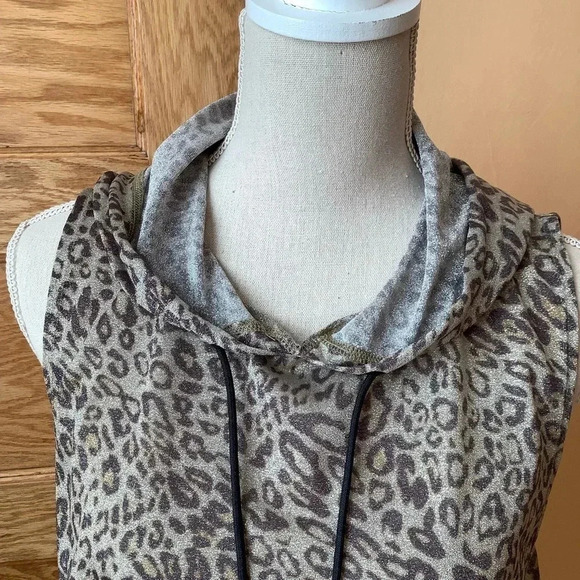 ZYIA Leopard Crop Hoodie Cheetah Gold Shimmer - Picture 5 of 11